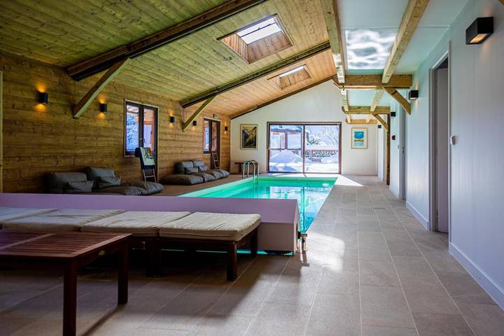 Location de vacances pour 16 personnes, avec Balcon et Terrasse ainsi que Jardin et Piscine à Serraval
