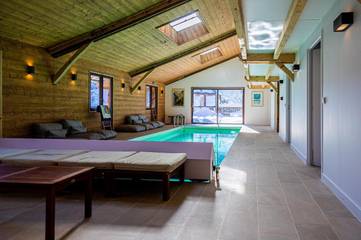 Gîte pour 16 personnes, avec jardin et vue ainsi que piscine et sauna à Serraval