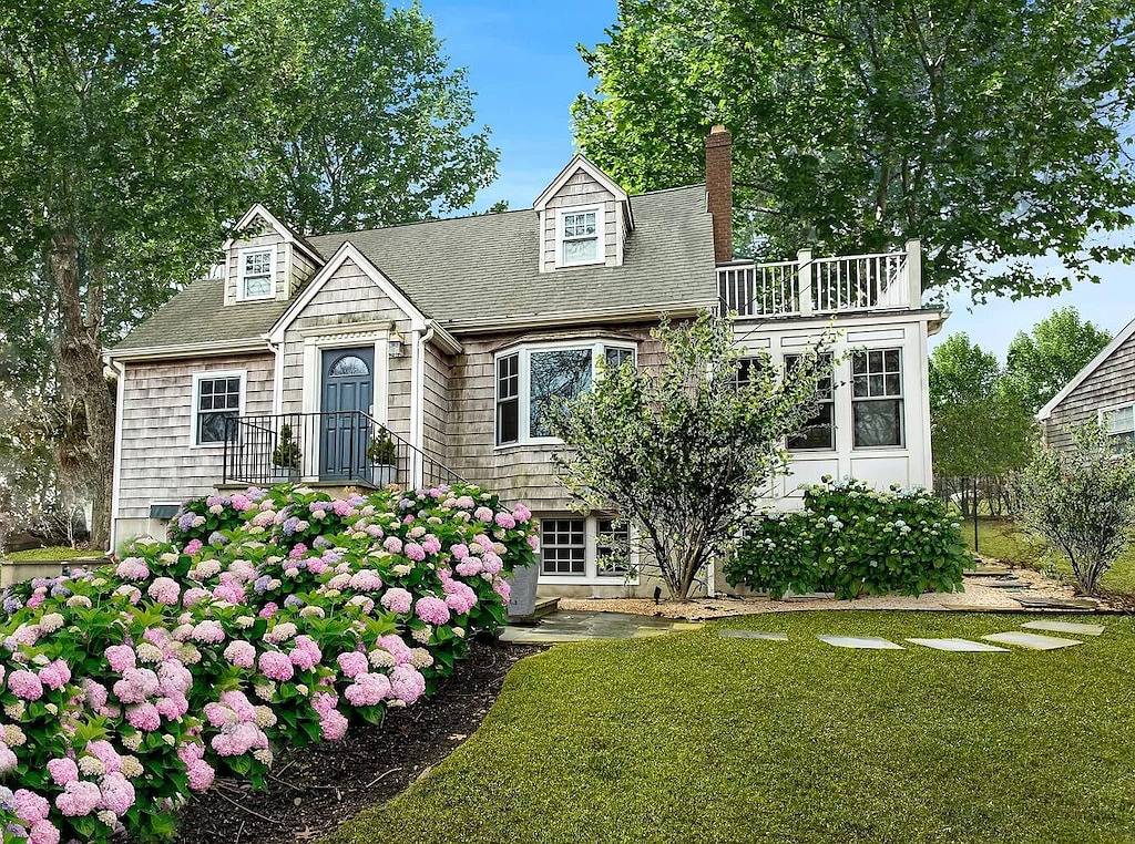 Seashell – Short Walk to Long Beach, Heated Pool & Best Sunsets in the Hamptons in Noyack, Hamptons