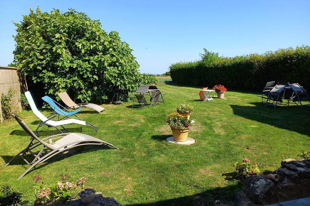 Quiet fisherman's cottage, 400 m from beach, sea view. Ideal for families in Réville, Cherbourg und Umgebung
