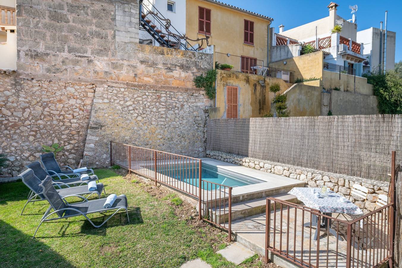 Maison de vacances « Horta Den Menut » avec vue montagne, piscine, Wi-Fi, jardin et terrasse in Torrent de la Vall d'en Marc, Pollença
