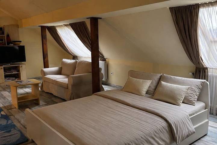 Ganze Wohnung, Romantic Suburban Living, with traditional wooden Hot Tub with extra cost in Komitat Pest
