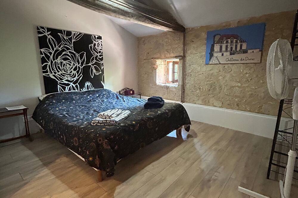 Poitevins A 5 Bedroom French Stone House set in 4 acres with 5 En Suite. in Saint-Astier, Región de Marmande