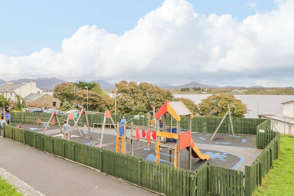 Sea Watch House, pet friendly in Roundstone, County Galway in Roundstone, Connemara