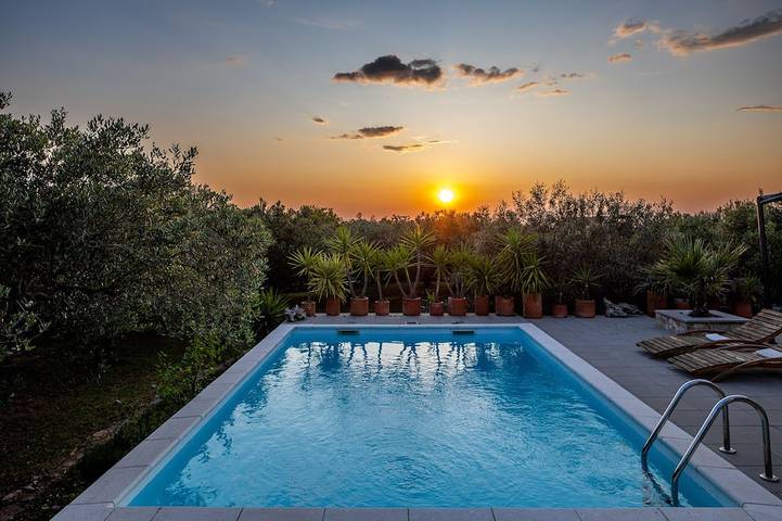 Villa for 4 people, with garden and terrace, with pets on Hvar