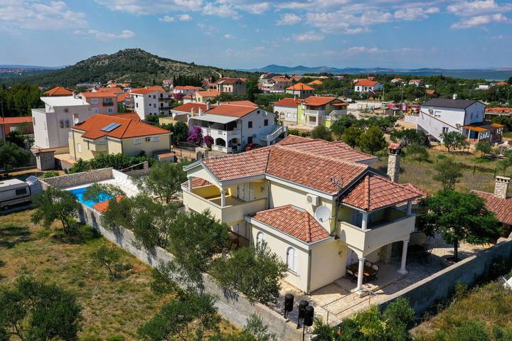 Ferienhaus für 9 Personen, mit Garten und Pool sowie Ausblick in Drage (Pakoštane) - 2