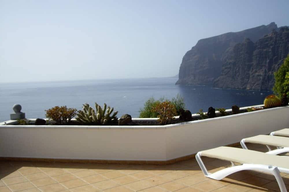 Prime Location, Htd Pool, Breathtaking Sea Views nr Beach/Marina, A/C Wifi Uktv in Playa de los Guíos, Santiago del Teide