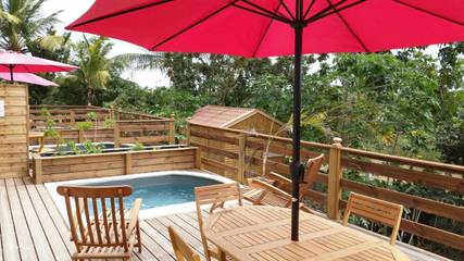 Gîte pour 4 personnes, avec piscine ainsi que jardin et vue, animaux acceptés à Le Moule