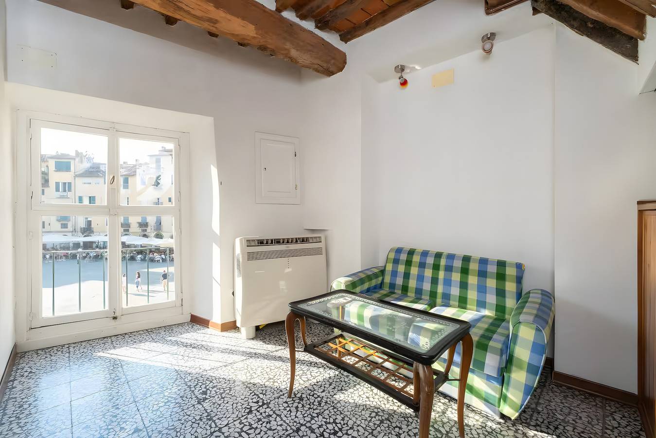 Entire apartment, Apartment 'La Finestra Sull'anfiteatro' with Air Conditioning in Lucca, Lucca Province