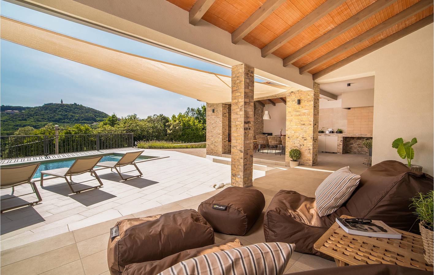 Appartement moderne de 2 chambres avec piscine, parking et à 2 km de la plage in Labin City, Labin