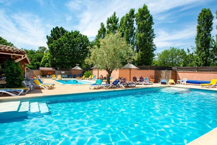 Camping pour 4 personnes, avec piscine ainsi que bassin pour enfant et jardin, animaux acceptés dans le Vaucluse