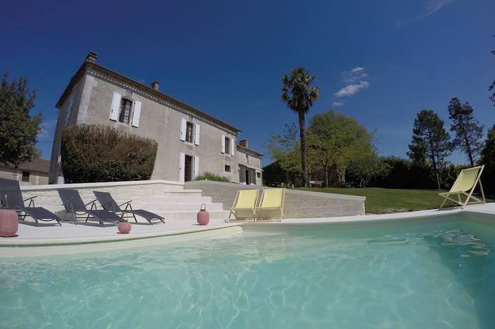 Location de vacances pour 10 personnes, avec jardin à Bors-de-Montmoreau