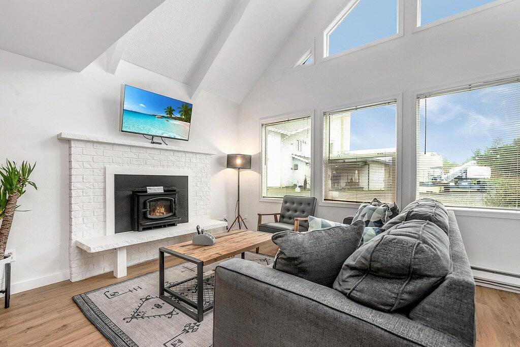 Cozy Chalet in Ocean Shores located within steps from the beach in Ocean Shores Beach, Ocean Shores