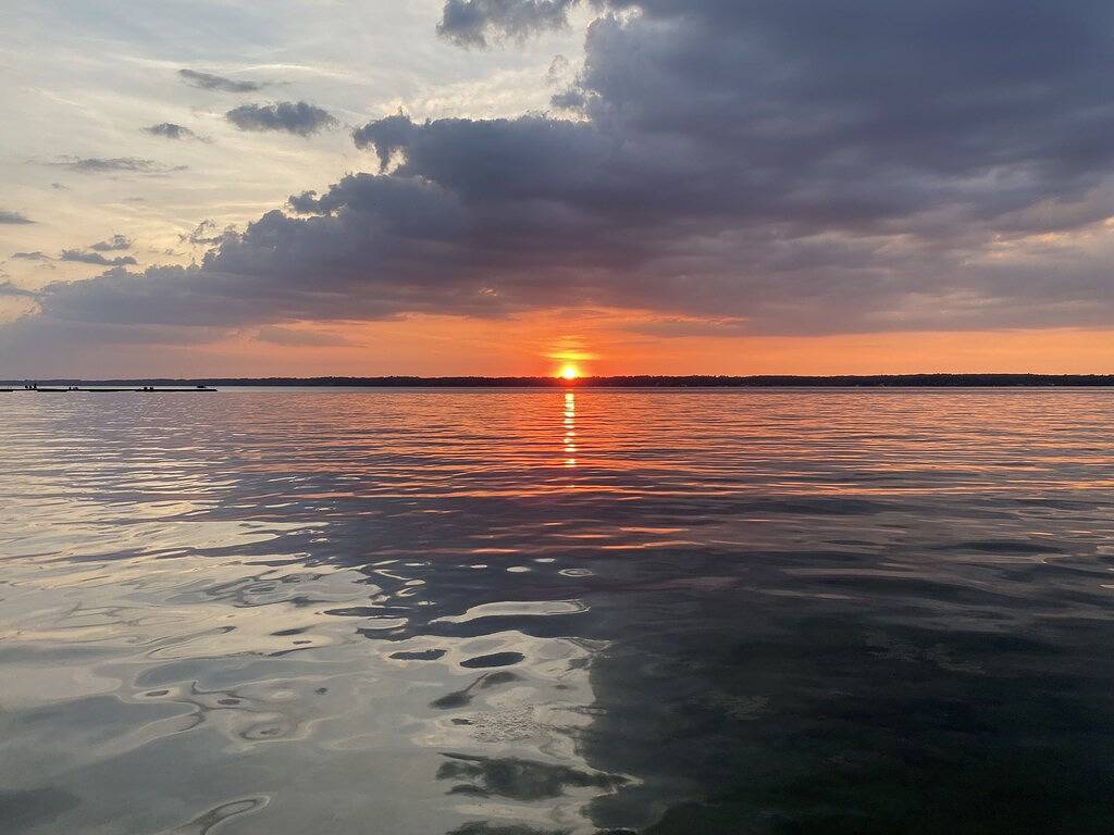 Cottage for 10 Guests in Innisfil, Lake Huron ON