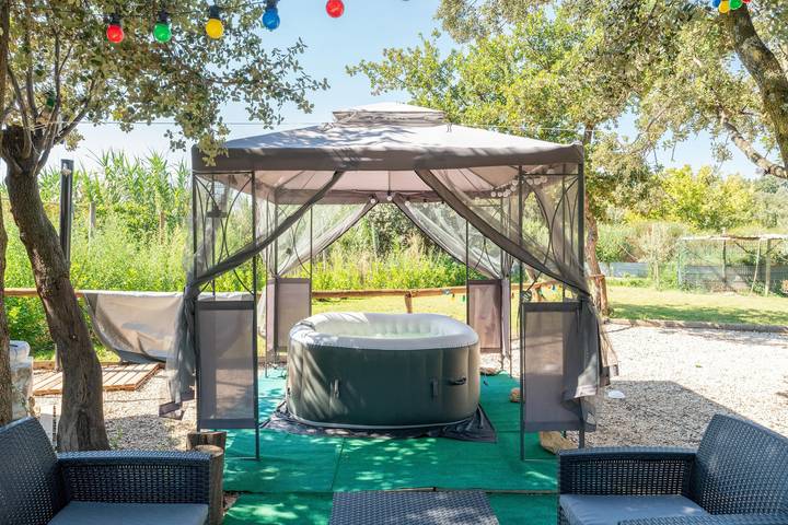 Caravan 'Cocoon Insolite' met privéterras en wifi in Pernes-les-Fontaines, Parc naturel régional du Mont-Ventoux