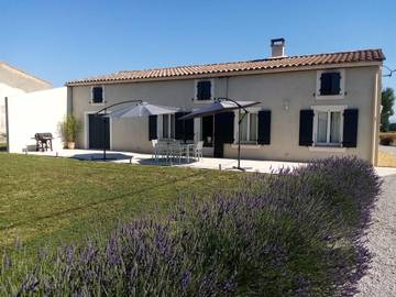 Gîte pour 4 personnes, avec terrasse dans Bram