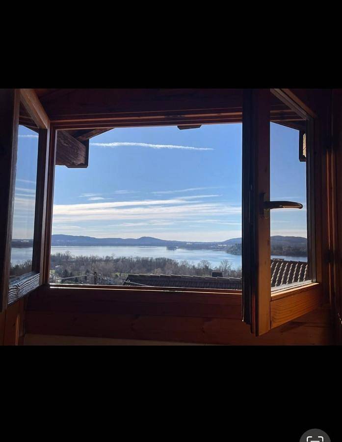 Location de vacances pour 3 personnes, avec vue sur le lac ainsi que vue et balcon à Gavirate