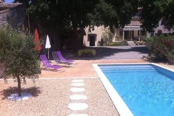 Gîte pour 6 personnes, avec jardin ainsi que piscine et terrasse, animaux acceptés à Corconne