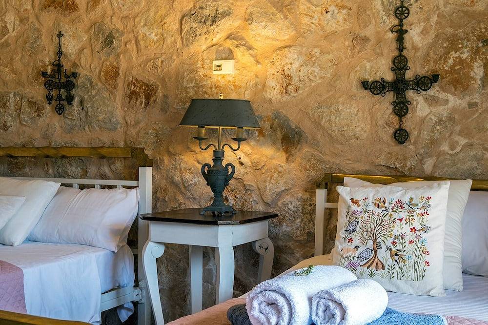 Private stone villa .Pool and magical mountain view to the White mountains. in Chania und Umgebung