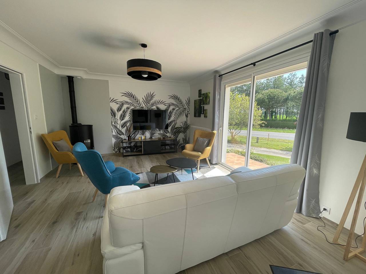 Maison contemporaine rénovée avec étang privé et terrasse, proche plage - 3 chambres, wifi inclus in Nieul-le-Dolent, Vendée