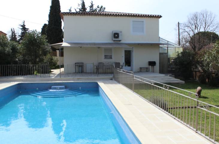 Gîte pour 6 personnes, avec terrasse ainsi que jardin et piscine à Vernègues - 4