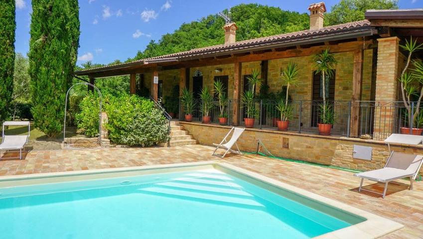 Agriturismo per 2 persone, con Terrazza e Giardino nonché Piscina e Vista lago a Tolentino