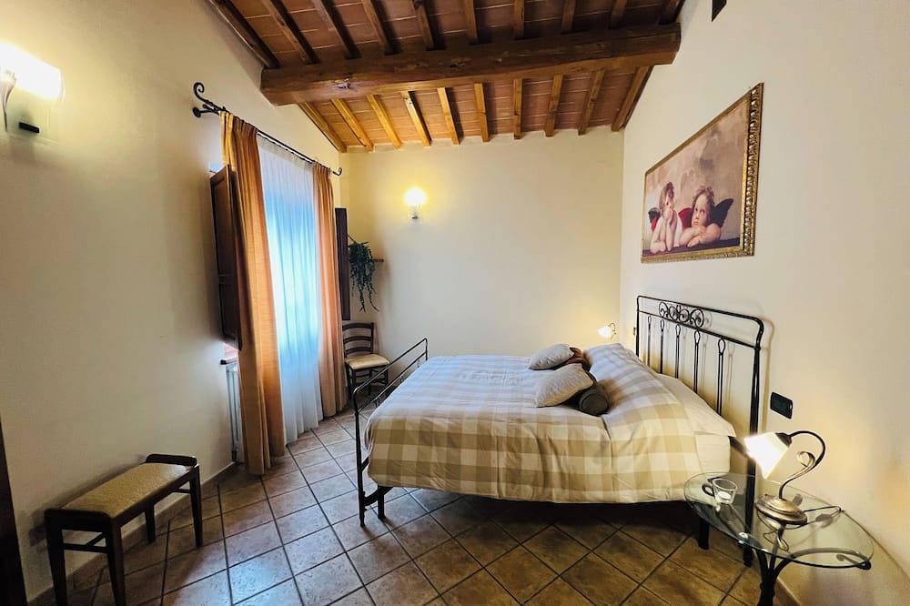 Tuscan getaway: pool, lake view & warm family hospitality in organic farmhouse in Pieve Santo Stefano, Valtiberina