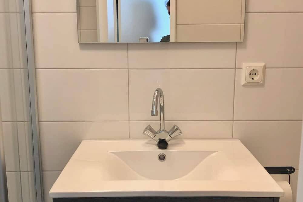 Compact, trendy furnished, vacation bungalow. Enclosed garden. Pets welcome! in Bruinisse, Niederländische Nordsee