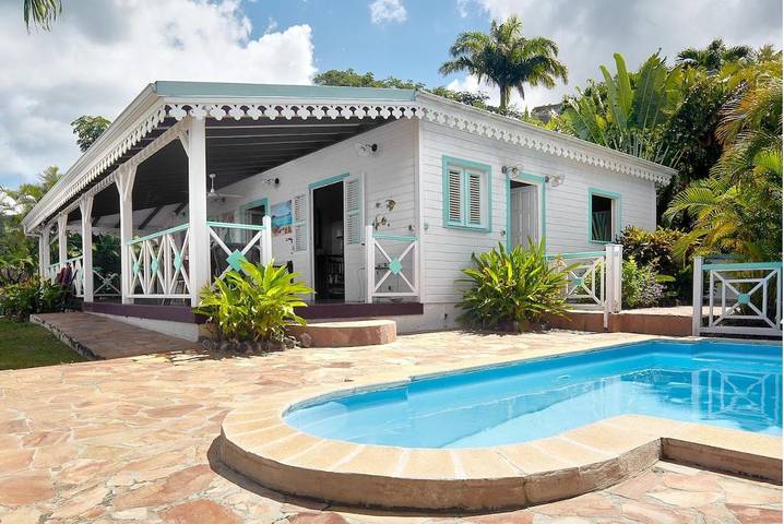 Villa pour 4 personnes, avec terrasse et piscine ainsi que jardin et vue à Deshaies