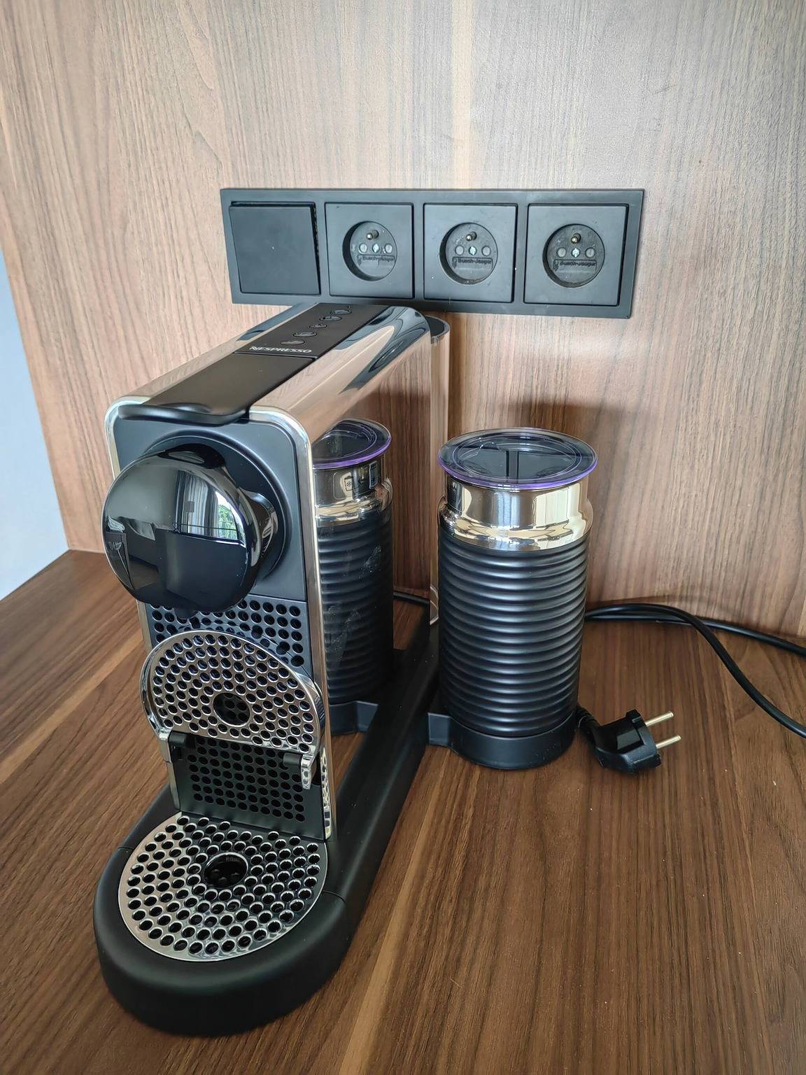 Ganze Wohnung, Kostenlose Parkplätze, modernes Apartment in Smichov mit großem Balkon, 10 Minuten mit der Metro ins Zentrum. in Prag, Mittelböhmen