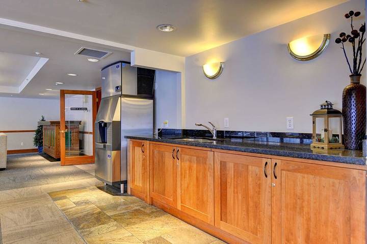 Vacation rental for 4 people, with hot tub and balcony as well as pool in Whistler