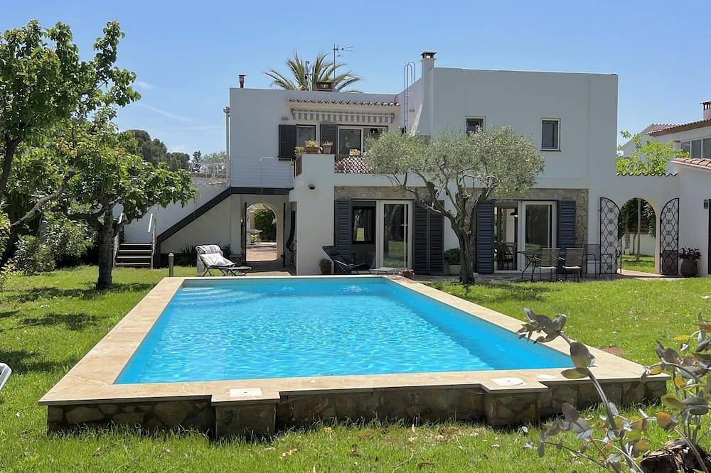 Casa Del Mar- Grande villa avec jardin et 2 piscines à 50 métres de la plage in Sant Martí d'Empúries, L'Escala