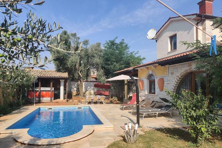 Ferienhaus für 8 Personen, mit Terrasse in Sisan