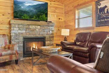 Vacation Rental for 16 Guests in Douglas Lake, Sevier County, Picture 3