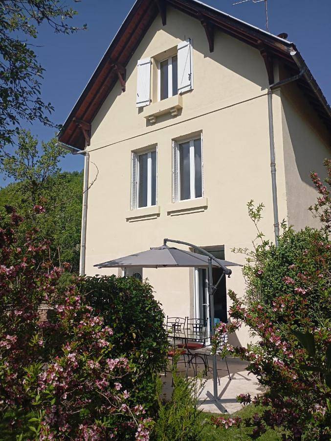 Location de vacances pour 6 personnes, avec terrasse à Marcillac-Vallon - 3