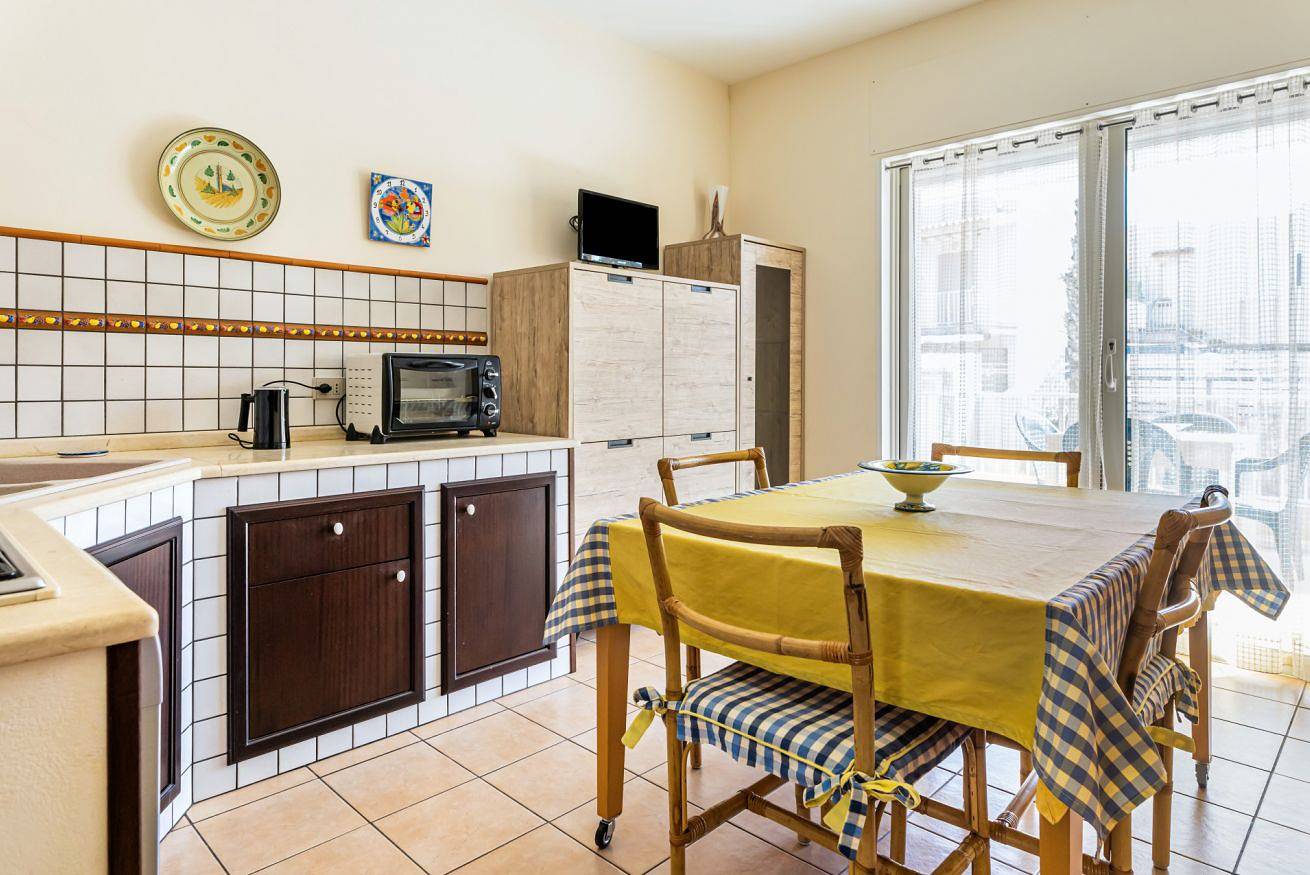 Appartamento intero, Brezza Marina - Lovely Flat with Veranda & Parking in Ragusa, Provincia di Ragusa