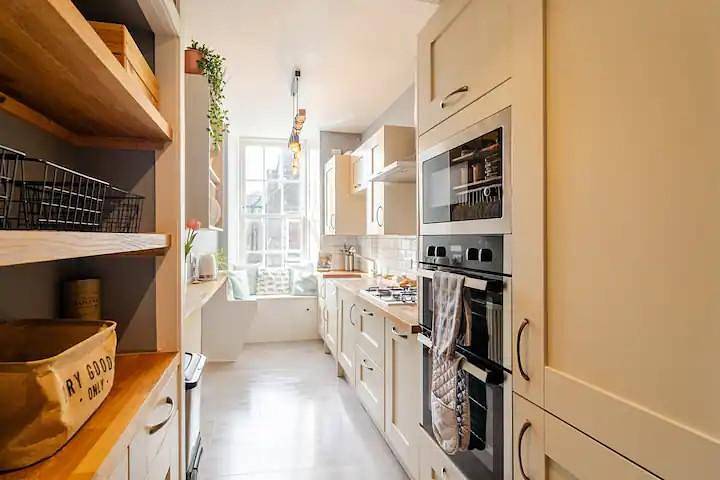 Entire holiday apartment, Stylish City Centre Flat - King Bed - Near Station in Aberdeen, Aberdeenshire