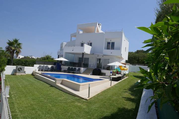 Villa für 10 Personen, mit Balkon und Whirlpool sowie Terrasse und Garten in Cala d'Or