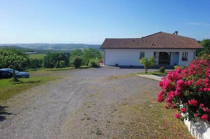 Location de vacances pour 8 personnes, avec jardin à Bardos