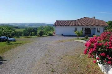 Gîte pour 8 personnes, avec jardin à Bardos