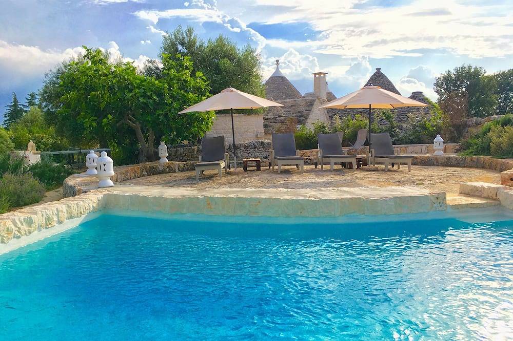 Bellissimo trullo con piscina privata in pietra e jacuzzi, Wi-Fi gratuito.- in Comune di Alberobello, Provincia di Bari