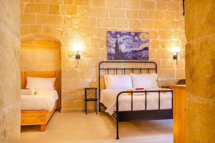 300 Jahre alte Gozo Villa: 2 Pools, Dachlounge, Meerblick in San Lawrenz, Gozo