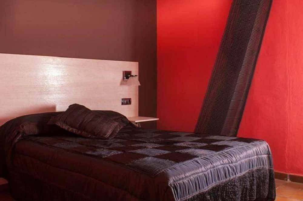 Country House 'Cuatro Torres' with Private Terrace and Wi-Fi in Teruel, Teruel Region