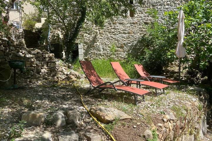 Gîte pour 5 personnes, avec terrasse ainsi que jardin et piscine à Molières-sur-Cèze