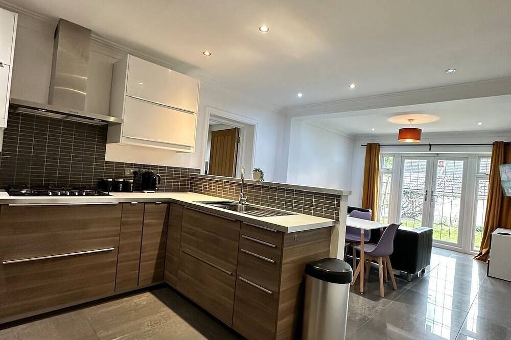 Modern 7 Bedroom 7 Bed Home in Woking, Surrey