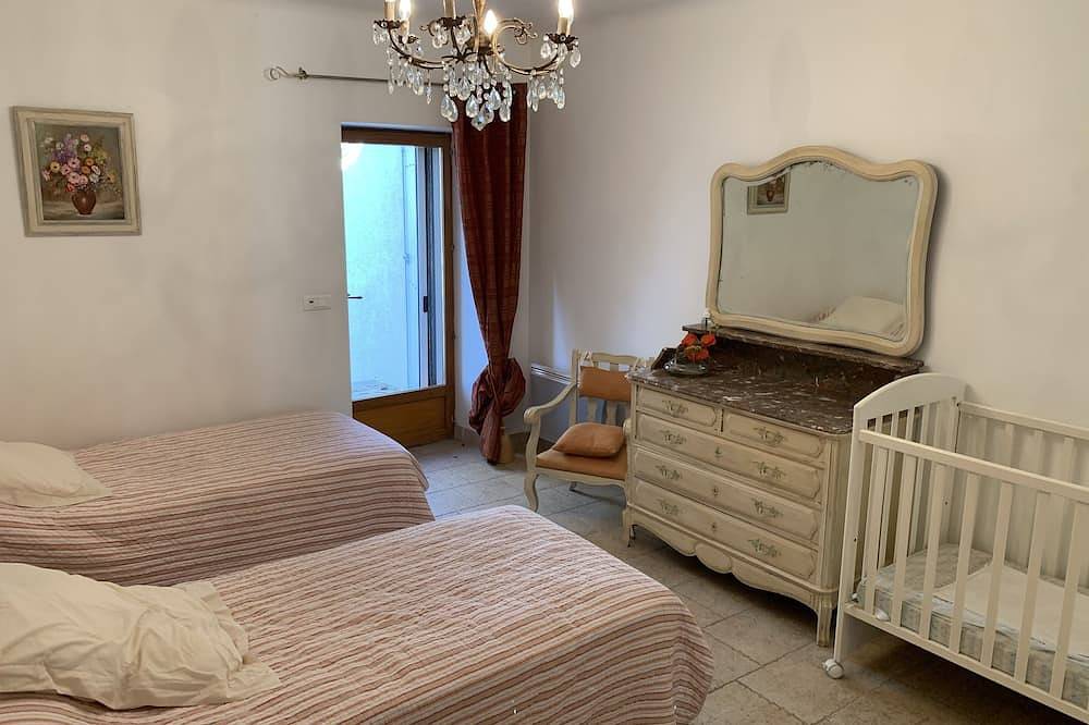 Typical Provencal farmhouse in Villelaure, Regionaler Naturpark Luberon