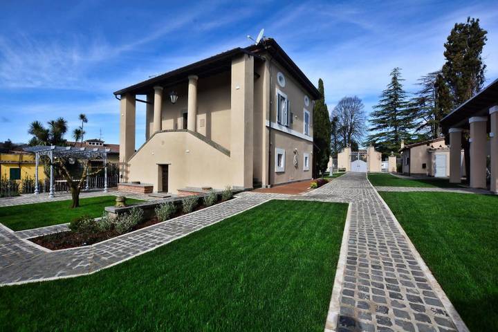 B&b per 2 persone, con terrazza e giardino nonché sauna e piscina, con animali domestici sul Lago di Bracciano