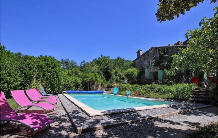 Location de vacances pour 12 personnes, avec jardin ainsi que piscine et vue, animaux acceptés à Cliousclat - 2