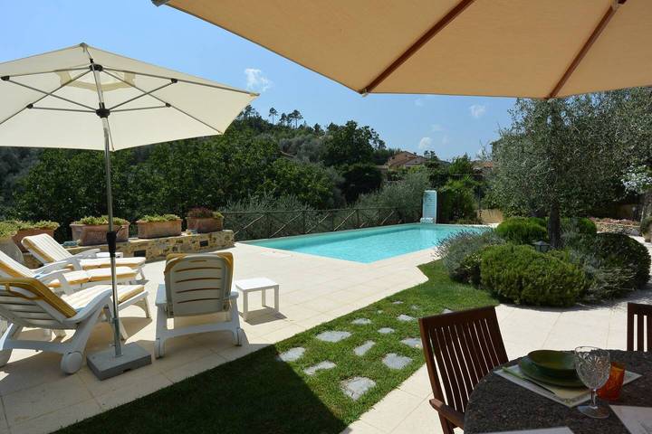 Villa con piscina per 10 persone, con panorama e giardino in Liguria