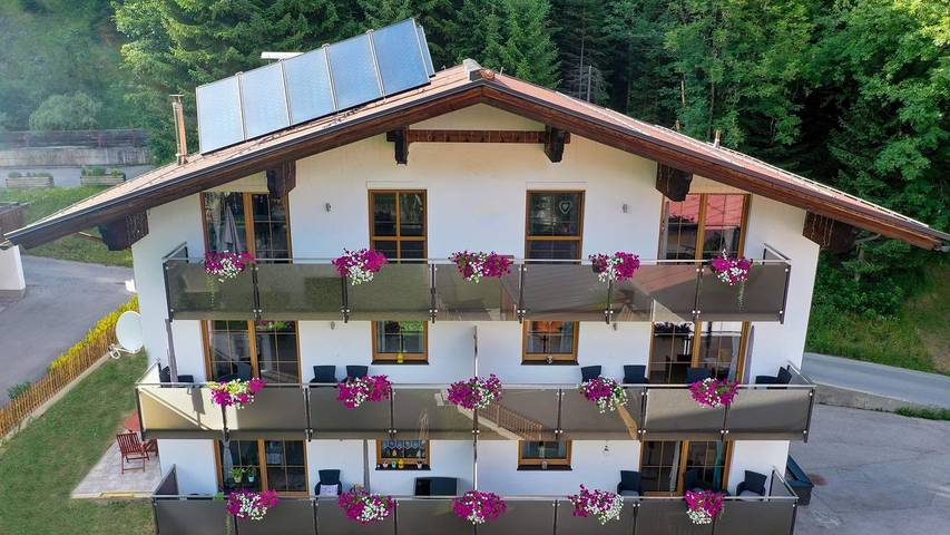 Ferienwohnung für 4 Personen, mit Garten und Balkon in Bach